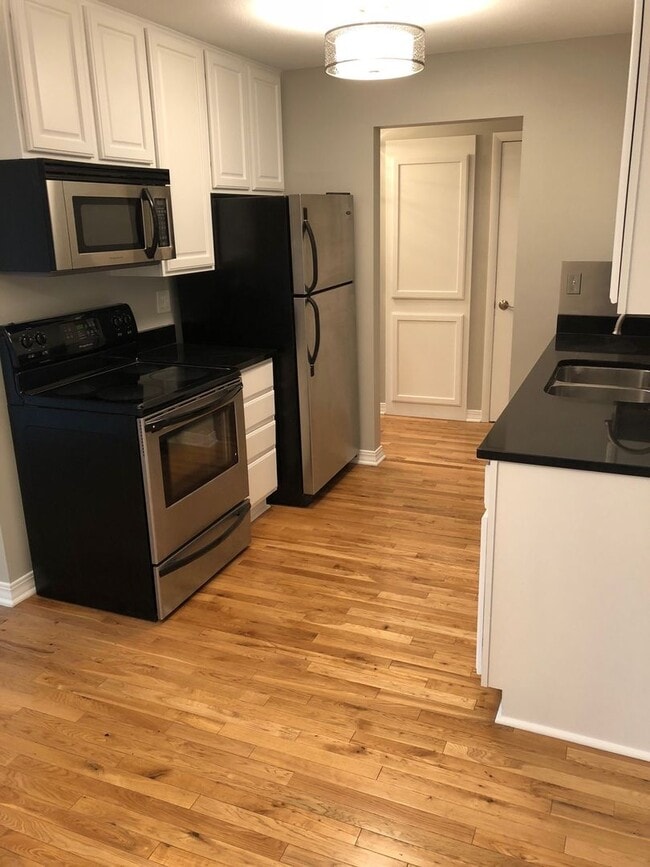 Building Photo - 2700 W 44th St Unit 302