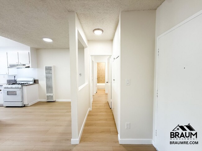 Photo - 5461 Kester Ave Unidad 210