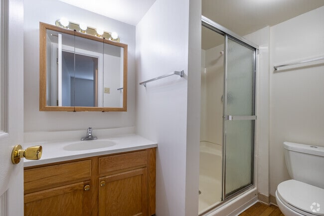 2BR, 2BA - 896SF - Primary Bathroom