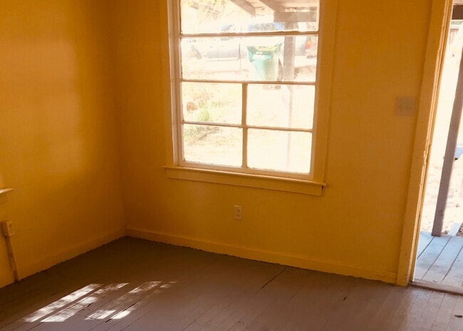 Photo - 855 Bowie St