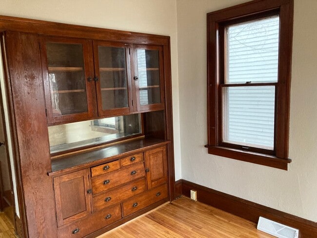 Photo - Beautiful 6 bedroom 2 bathroom House!