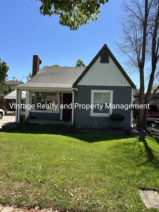 Building Photo - Updated 2 Bedroom Classic Home That's Ready To Go!!!