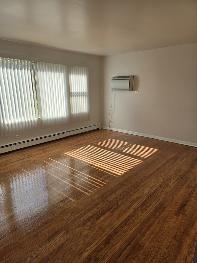 Living room - 7529 N. Oakley Ave. Unit 1st Floor