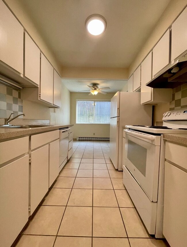 Building Photo - Vintage Main Floor 2 Bedroom in Hollywood ... Unit 4524 Rental