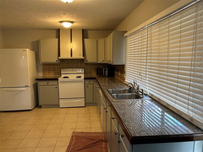 Photo - 3919 Coltwood Dr