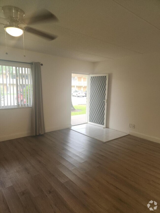 Building Photo - 700 Village Green Ct Unit 106 Rental
