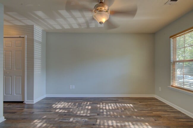 Quiet Retreat in Concord – Modern 3-Bed Co... - Quiet Retreat in Concord – Modern 3-Bed Co... House
