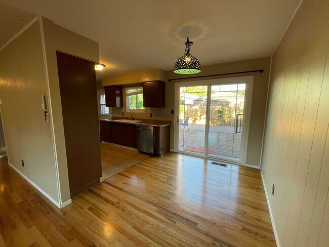 Photo - 1421 Samuel Way