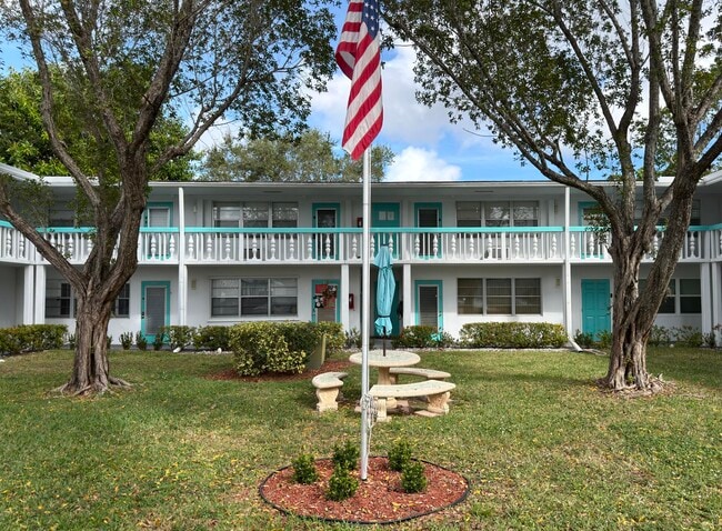 Building Photo - 319 Newport V Unit 319