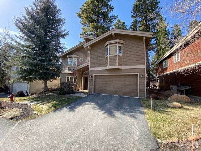 Building Photo - Gorgeous furnished 3 Bedroom w Garage in G... Rental