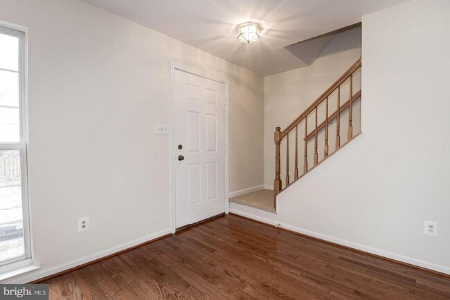 Photo - 22037 Manning Square