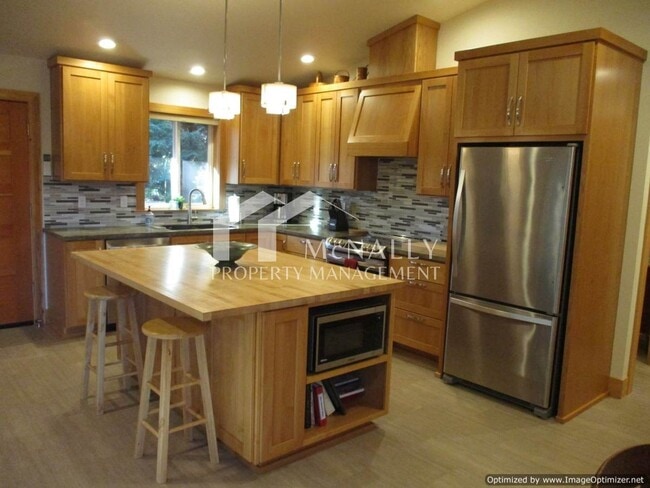 Photo - Fully Furnished 1 Bedroom Apartment in Gig...