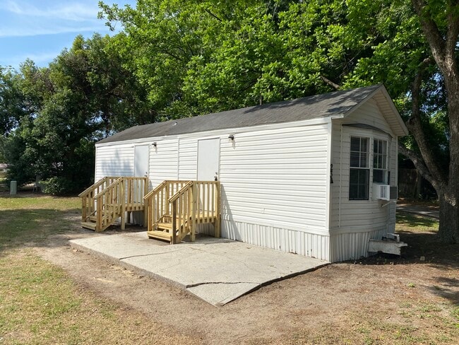 Photo - 9588 NE Jacksonville Rd House