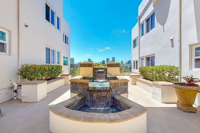 Building Photo - Stunning Condo with Downtown Views – Prime... Unit 10