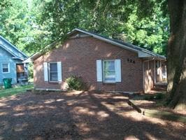 Building Photo - Like new 2 bedroom/1bath duplex
