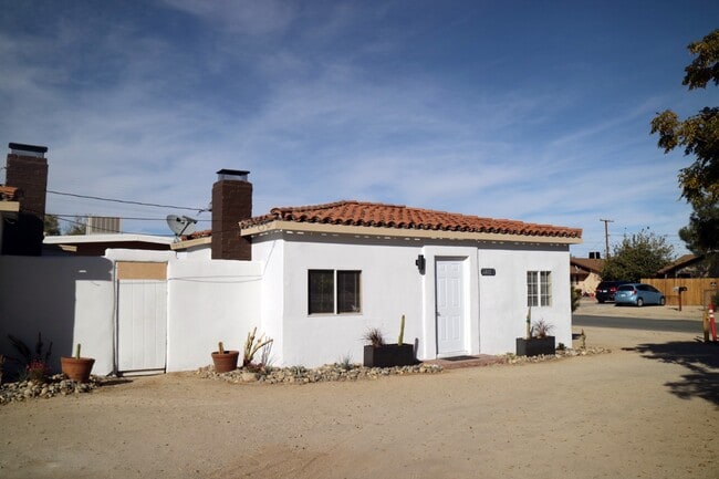 Building Photo - 6432 Smoketree Ave Unit #1