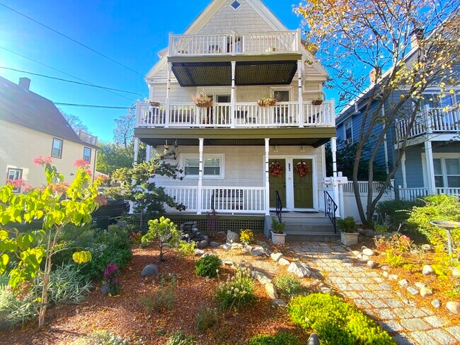 Building Photo - 126 Sycamore St Unit 1