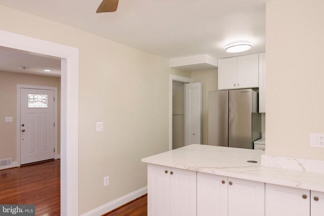 Photo - 632 Faraday Pl NE