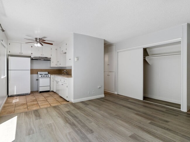 Building Photo - 425 Gaviota Ave Unit 441-04A