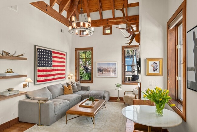 Photo - 501 W Main St