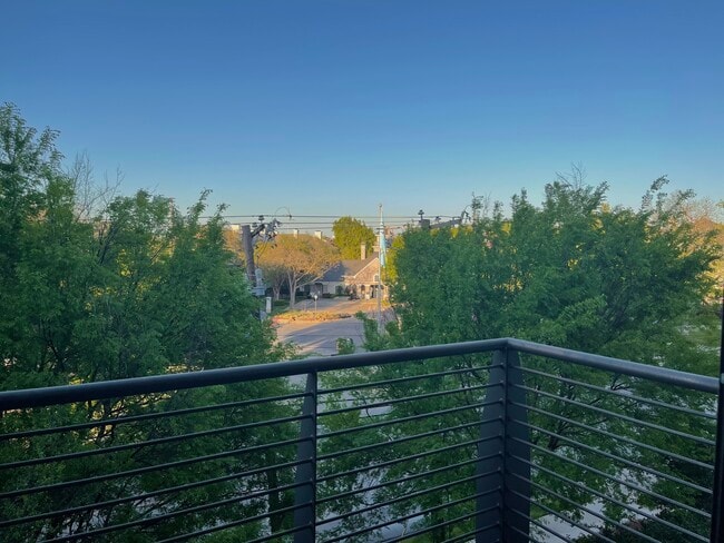 Photo - 4605 Cedar Springs Rd Unidad 305