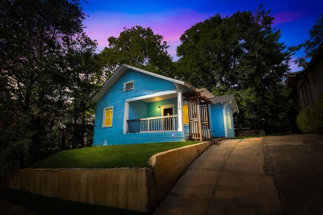 Building Photo - Beautiful 3 Bedroom 2 Bath Rental