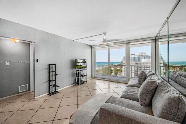 Photo - 5401 Collins Ave Unidad 916