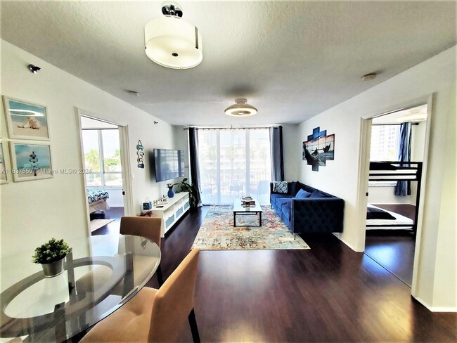 Living - 2642 Collins Ave Unit 305