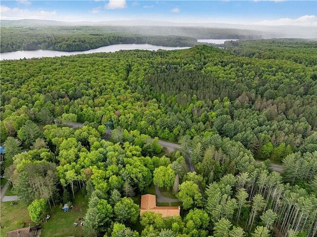 Photo - 4 bedroom 2 Bathroom Luxury Rental!