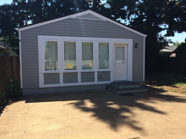 Photo - Remodeled 1Bd + 1Ba Additional Dwelling Unit!! Washer + Dryer, Lots of closet space!!