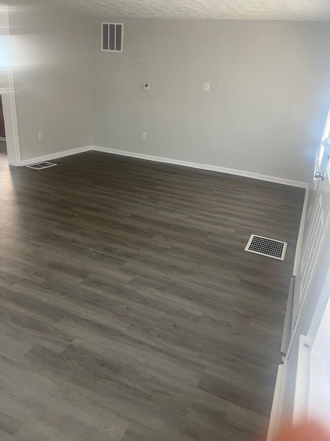 Photo - One Bedroom Spacious Duplex Located on S Brookville Rd & S Arlington Ave  SECTION 8 WELCOME