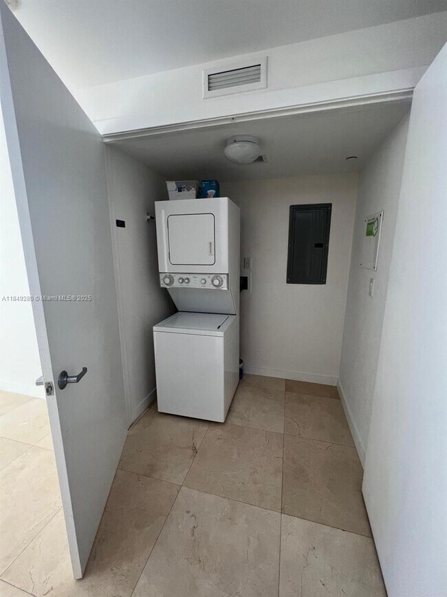 Photo - 1060 Brickell Ave Unit 2711