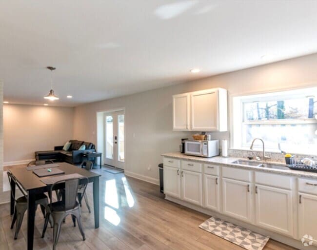 Building Photo - 2204 Fayetteville St Unit B Rental