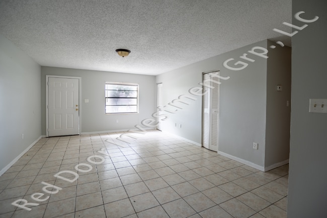 Building Photo - Spacious 3/1 Duplex with Laundry Room Unit 1127