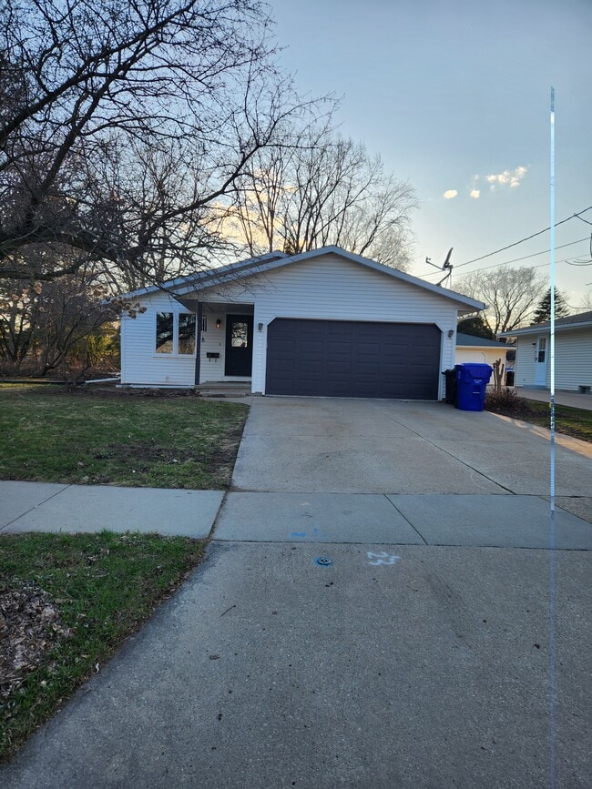 Building Photo - 921 S Walden Ave