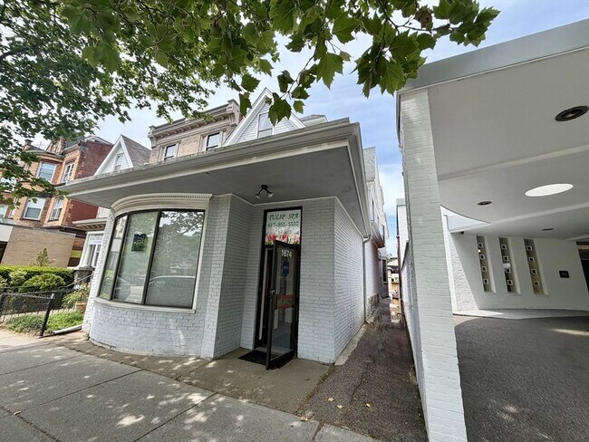 Building Photo - 1674 Beacon St Unit 2