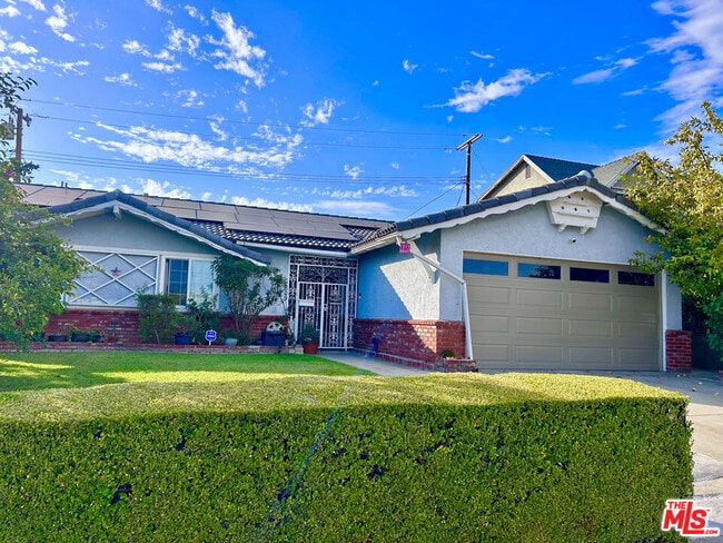 809 Agajanian Way