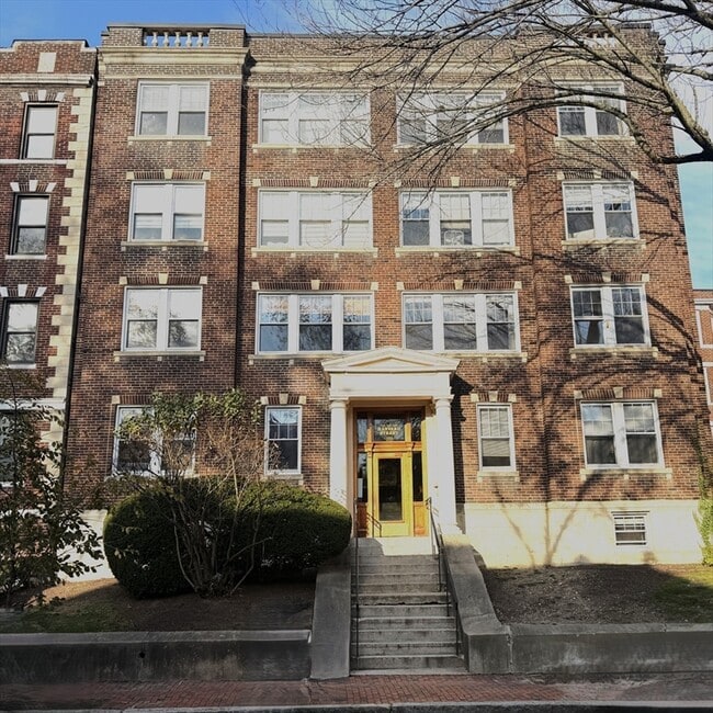 Building Photo - 333 Harvard St Unit 4