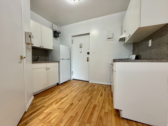 Photo - 401 E 68th St Unidad 6D