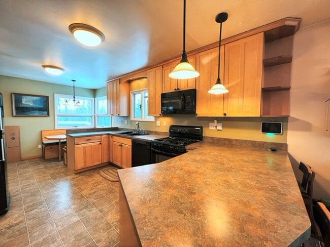 Photo - Spacious Midtown Two Bedroom with Utilitie...