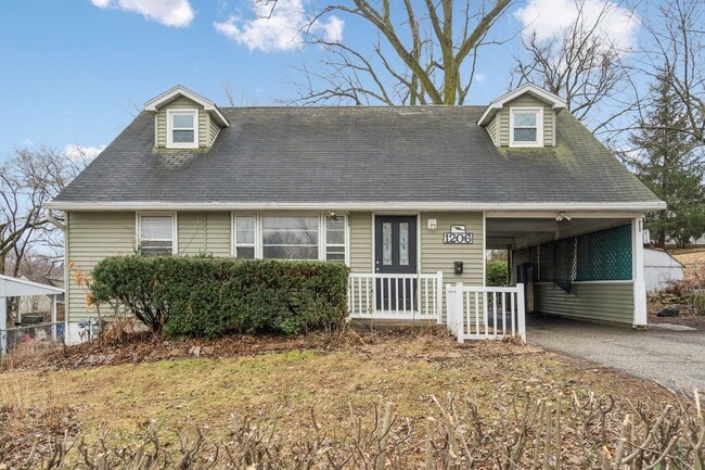 Building Photo - FENCED IN YARD!! 4 Bedroom, 1.5 Bathroom Home in Des Moines!