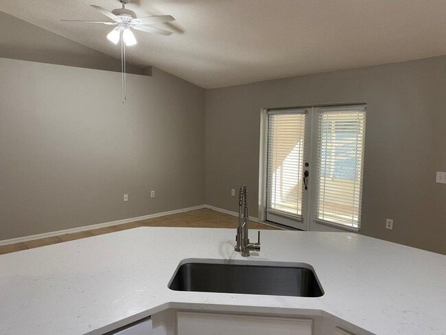 Photo - 1123 Breezy Knoll St