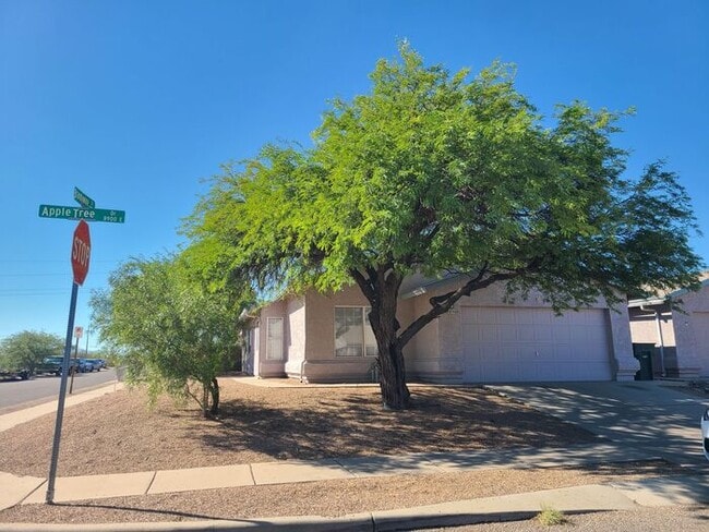 Building Photo - Beautiful 3 bedroom with a den - 2 bathroom