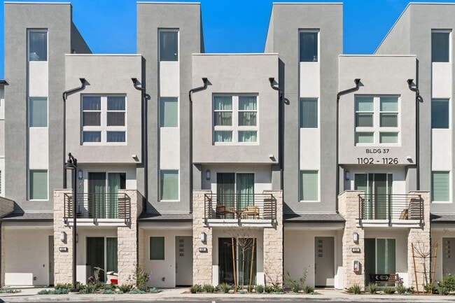 Photo - 1118 W Bushell St Townhome