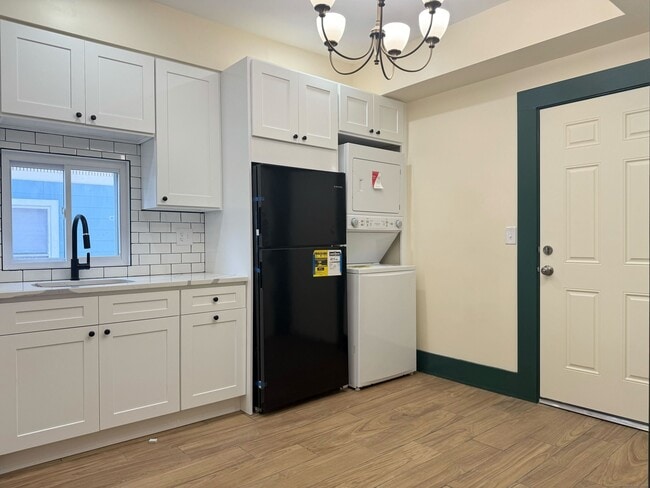 Building Photo - 130 Hubinger St Unit 2
