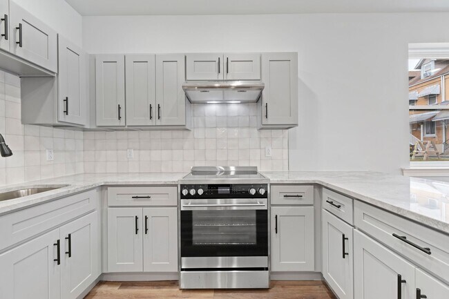 Building Photo - Luxury 1 and 2 bedrooms Unit 403-203