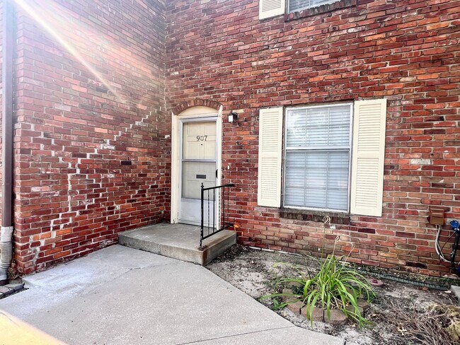 Photo - Stunning 2 Story townhome w/ outdoor Maintenance provided Unit y Villa Apts - 907