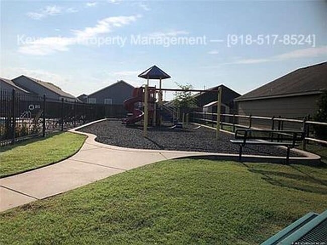 Building Photo - 3 Bed | 2 Bath in Owasso!