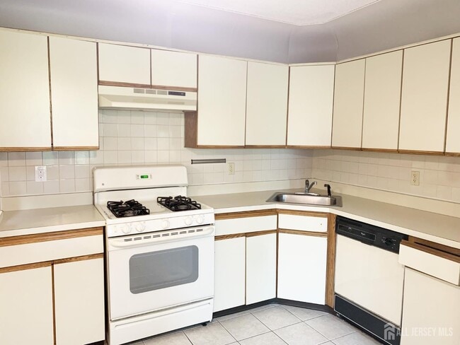 Photo - 321 Hampshire Ct