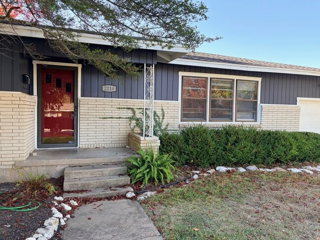 Photo - 2218 Rosewood Dr